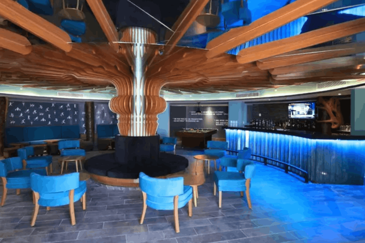 Time Out Bar en Krystal Grand Los Cabos con sports bar, bebidas, billar y ambiente nocturno.